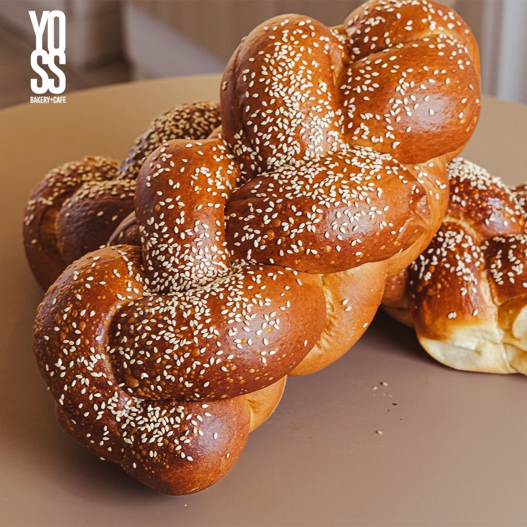 Jalás trenzadas con ajonjolí recién horneadas en Yoss Bakery