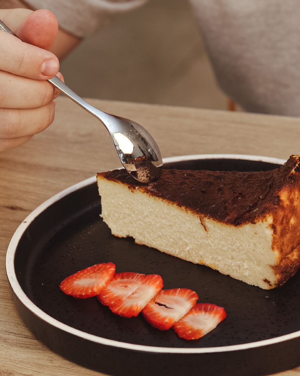 Cheesecake vasco servido con fresas