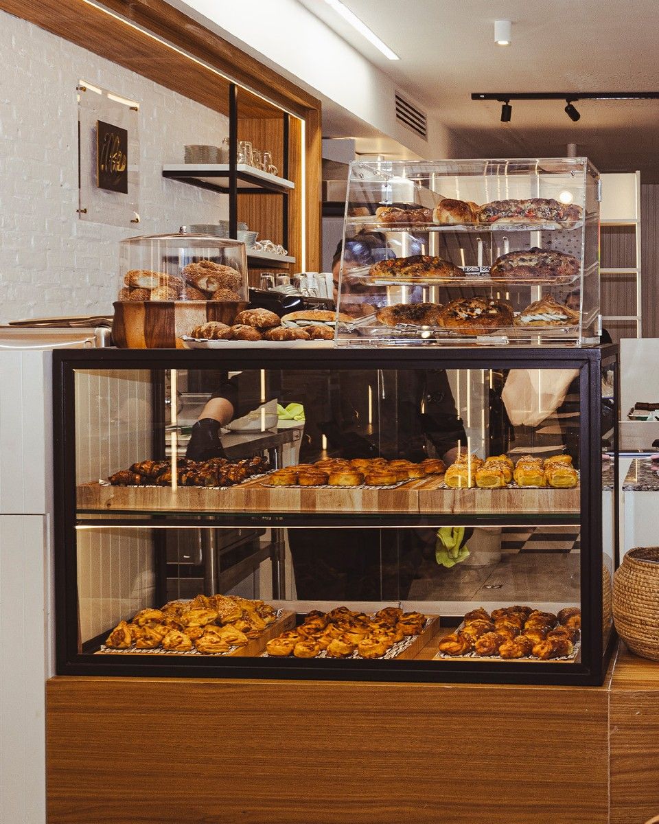 Vitrina de Yoss Bakery con panes y repostería recién horneada
