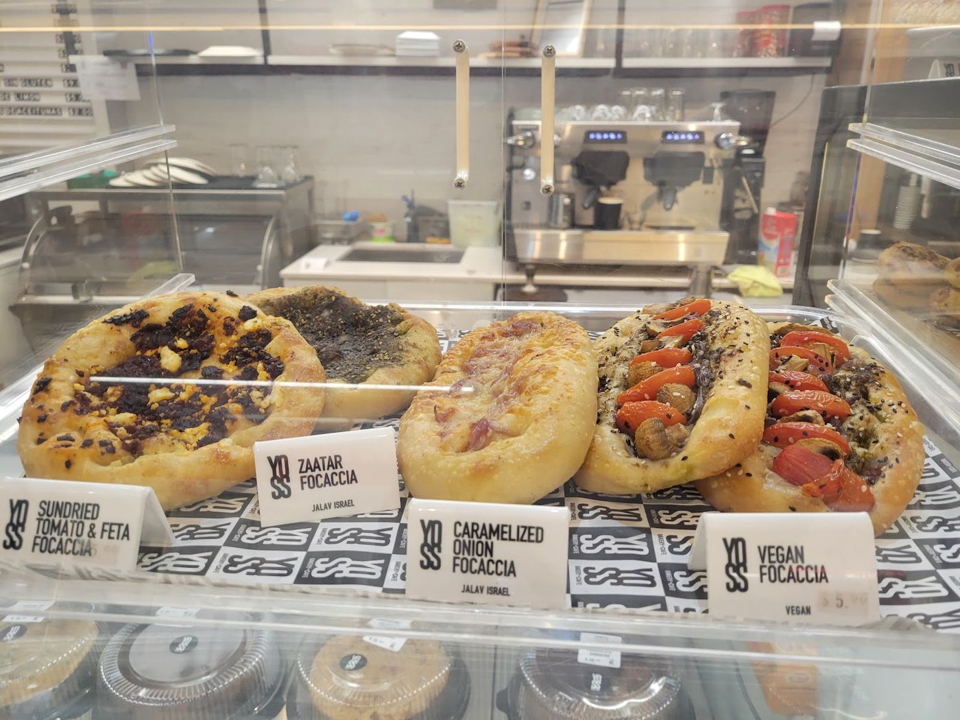 Focaccias artesanales en vitrina: zaatar, tomate seco y feta, cebolla caramelizada