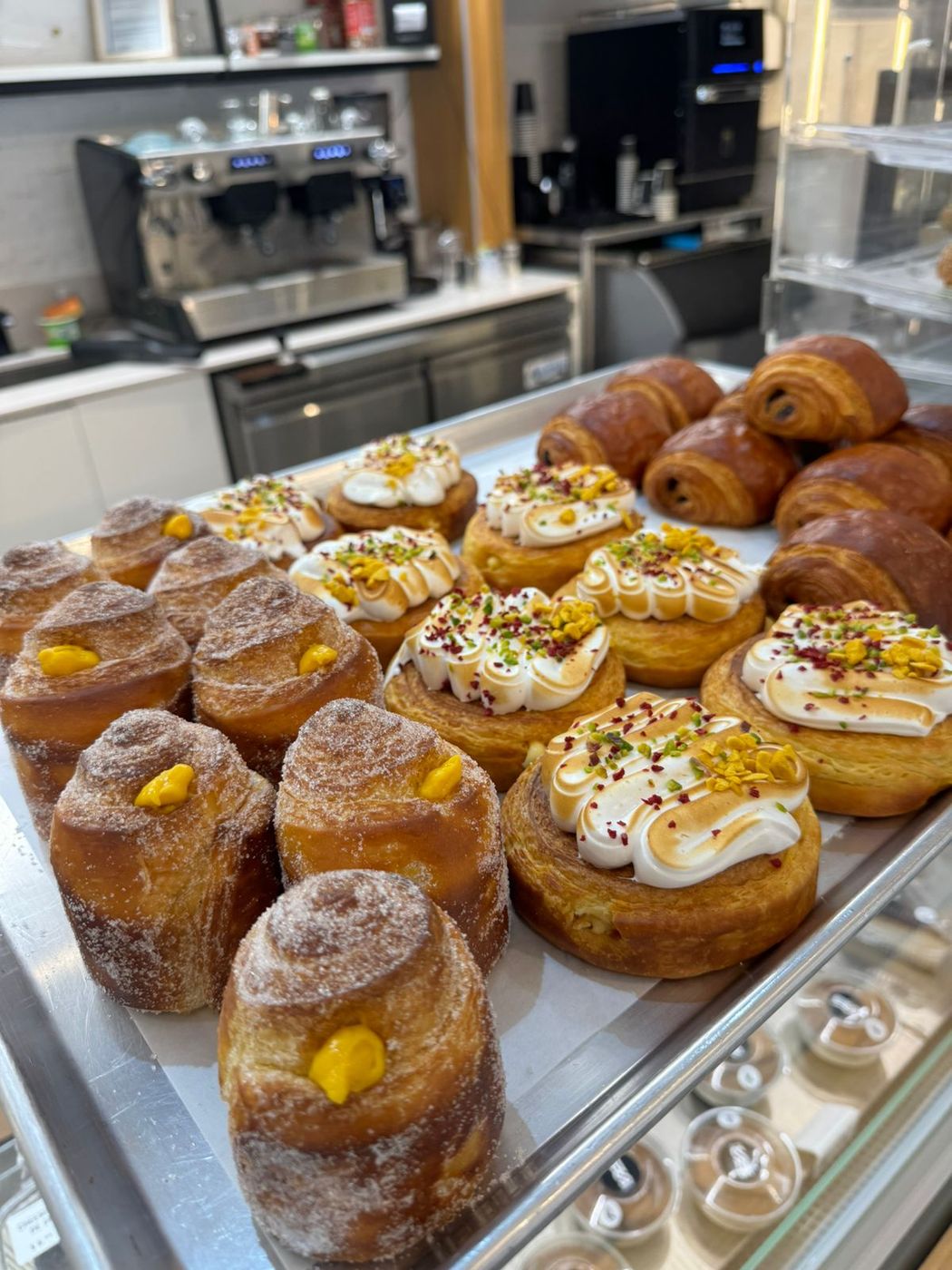 Bandeja de cruffins y danesas con merengue recién hechas